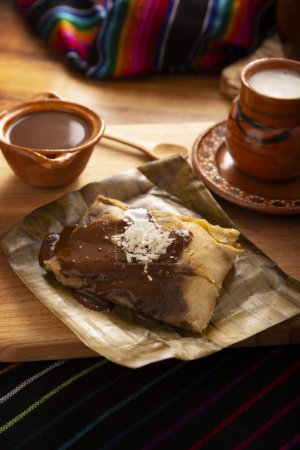 Tamale Oaxacan. Plat préhispanique typique du Mexique et de certains pays d'Amérique latine. Pâte de maïs enveloppée dans des feuilles de banane. Les tamales sont à la vapeur.
