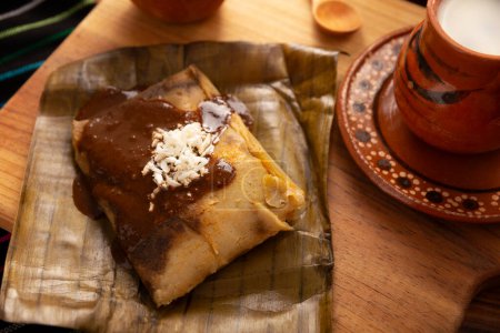 Oaxaca Tamale. Prähispanisches Gericht typisch für Mexiko und einige lateinamerikanische Länder. Getreideteig in Bananenblätter gewickelt. Die Tamales werden gedämpft.