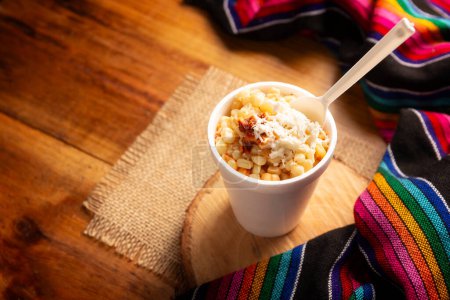 Esquites. Nueces de maíz cocidas y servidas con mayonesa, crema agria, limón y chile en polvo, comida callejera muy popular en México, también conocida como Elote en Vaso. La receta varía dependiendo de la región.