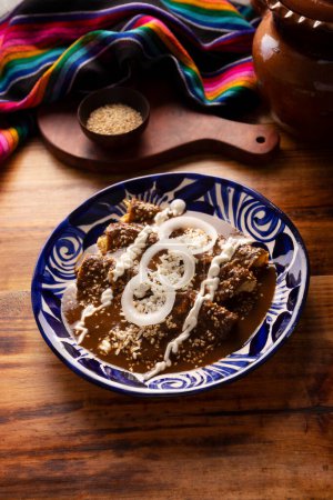 Chicken enmoladas. Auch als mole poblano enchiladas bekannt, sind sie ein typisch mexikanisches Gericht, das in Mexiko und dem Rest der Welt sehr beliebt ist..