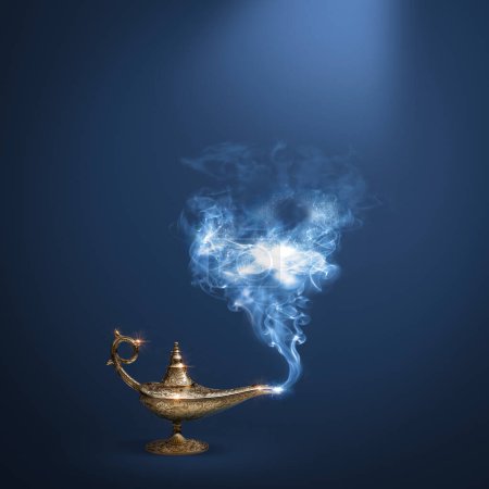 Preciosa lámpara mágica dorada con humo sobre fondo azul, cuentos de hadas y concepto de cumplimiento de deseos