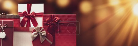 Schöne Weihnachtsgeschenke und Bokeh-Lichter, Feiertage und Festkonzept