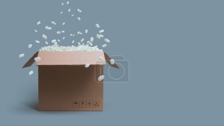 Caja de entrega abierta llena de chips de embalaje de poliestireno: concepto de envío y entrega