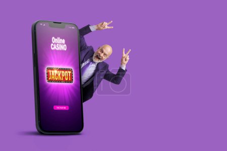 Téléchargez les photos : Grand smartphone avec interface de jeux de casino en ligne à l'écran et homme gagnant joyeux célébrant sa victoire, copier l'espace - en image libre de droit