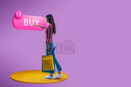 Foto de Mujer sosteniendo bolsas de compras y presionando un botón de compra, compras en línea y concepto de realidad virtual - Imagen libre de derechos
