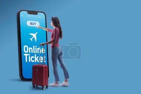 Foto de Mujer joven que reserva su billete de avión en línea con un gran teléfono inteligente, viajes y concepto de vacaciones - Imagen libre de derechos
