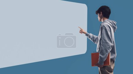Foto de Estudiante adolescente interactuando con una pizarra táctil de pantalla, aprendizaje en línea y concepto de tecnología, espacio de copia en blanco - Imagen libre de derechos