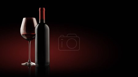 Foto de Copa de vino tinto y botella sobre fondo oscuro: excelente concepto de experiencia de degustación de vinos, pancarta con espacio para copiar - Imagen libre de derechos