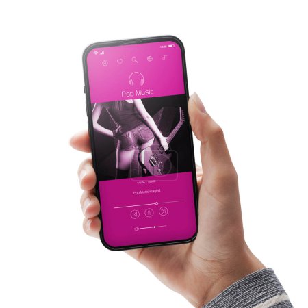 Foto de Mujer sosteniendo un teléfono inteligente y escuchando música en línea, que está jugando canciones pop, aislado en el fondo blanco - Imagen libre de derechos