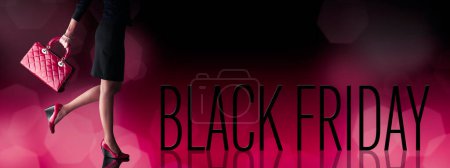 Téléchargez les photos : Bannière de vente de vêtements pour femmes Black Friday avec une femme marchant et tenant un sac - en image libre de droit