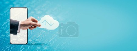 Téléchargez les photos : Smartphone et homme d'affaires tenant un cloud avec des flèches, concept de cloud computing et de stockage de données, espace de copie - en image libre de droit