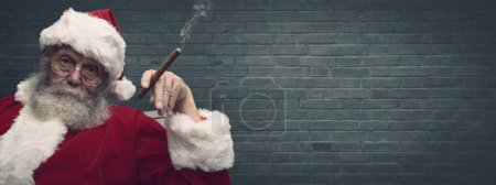 Der böse Weihnachtsmann raucht eine Zigarre und feiert Weihnachten, er starrt in die Kamera