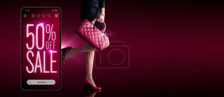 Téléchargez les photos : Smartphone avec la publicité de vente à prix réduit, femme à la mode avec sac et chaussures à talons hauts, achats en ligne et concept de mode, espace de copie - en image libre de droit