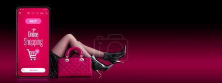 Téléchargez les photos : App shopping en ligne sur un grand smartphone et femme à la mode, espace de copie - en image libre de droit