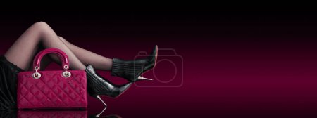 Foto de Mujer de moda que usa zapatos de tacón alto y bolso de moda, ropa de mujer y banner de venta de accesorios - Imagen libre de derechos