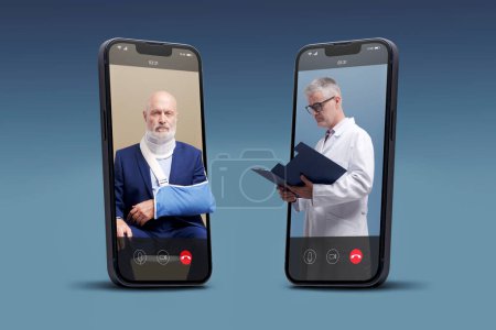 Téléchargez les photos : Online doctor taking care of a patient with broken arm on video call, telemedicine concept - en image libre de droit