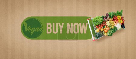 Foto de Compra de comestibles en línea y comida vegana, carrito de compras lleno de verduras y frutas frescas, pancarta con espacio para copiar - Imagen libre de derechos