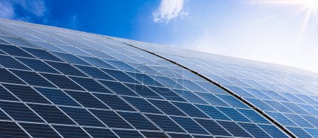 Téléchargez les photos : Photovoltaic panels system and renewable solar energy, energy efficiency and sustainability concept - en image libre de droit