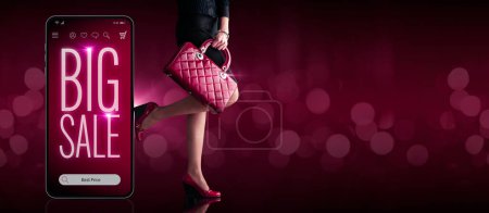 Téléchargez les photos : Big sale advertisement on smartphone and stylish woman holding a bag and wearing high-heeled shoes, online shopping and offers concept, copy space - en image libre de droit