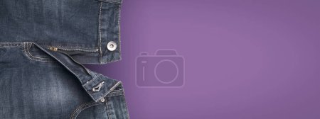 Téléchargez les photos : Denim blue jeans and purple background, open zipper - en image libre de droit