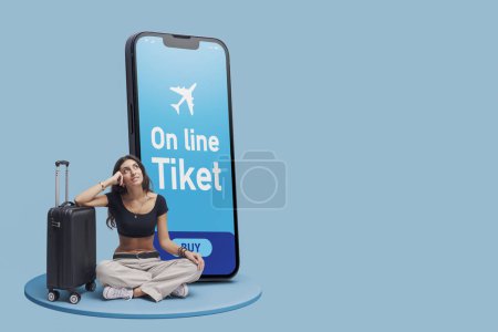 Téléchargez les photos : Jeune femme heureuse réservation de billets d'avion en ligne à l'aide d'une application mobile, Voyage et concept de tourisme - en image libre de droit