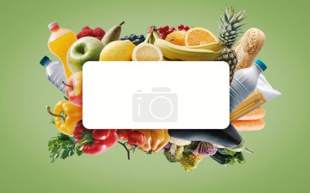 Téléchargez les photos : Panneau blanc avec espace de copie et disposition des épiceries fraîches, vente de supermarchés et concept d'épicerie - en image libre de droit