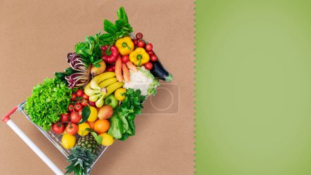 Foto de Carro de la compra del supermercado lleno de verduras y frutas frescas, espacio para copiar - Imagen libre de derechos