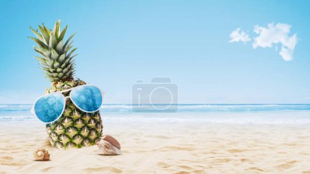 Foto de Piña divertida con gafas de sol tomando el sol en la playa, concepto de vacaciones de verano, espacio para copiar - Imagen libre de derechos