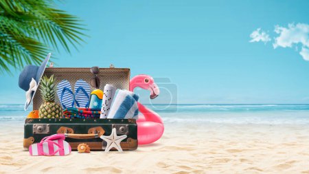 Téléchargez les photos : Valise vintage avec accessoires d'été colorés à la plage tropicale, concept de vacances d'été, espace de copie - en image libre de droit