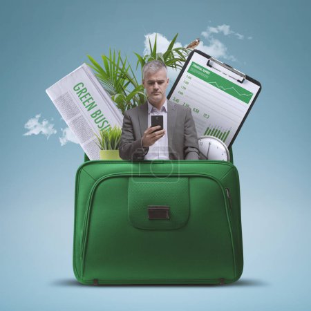 Photo pour Homme d'affaires, tableau financier, plantes et journaux dans une mallette : concept d'entreprise verte et de durabilité - image libre de droit