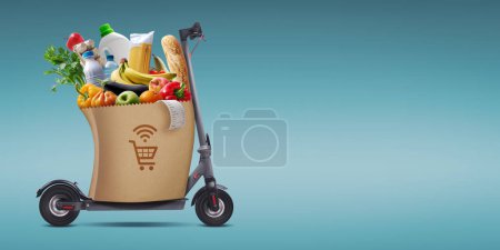 Téléchargez les photos : Sac d'épicerie complet sur un scooter écologique vert, épicerie en ligne et concept de livraison - en image libre de droit