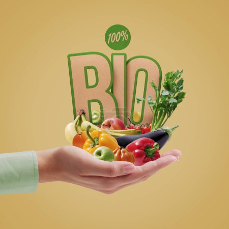 Téléchargez les photos : Hand holding many fresh organic vegetables, harvest and fresh produce sale concept - en image libre de droit