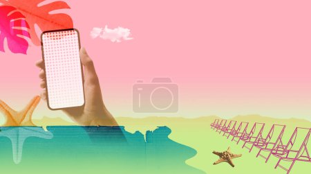 Téléchargez les photos : Summer vacations vintage collage poster: hand holding a smartphone and sea - en image libre de droit