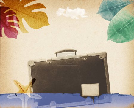 Téléchargez les photos : Vacances d'été à la plage collage rétro : vieille valise flottant dans la mer et feuillage exotique - en image libre de droit