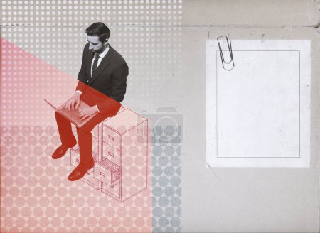 Téléchargez les photos : Homme d'affaires d'entreprise à la recherche de fichiers dans les archives de bureau, il est assis sur les classeurs et à l'aide d'un ordinateur portable, design de style vintage - en image libre de droit