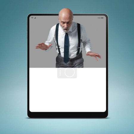 Foto de Empresario sorprendido en una tableta digital mirando espacio de copia en blanco, concepto de fracaso empresarial - Imagen libre de derechos
