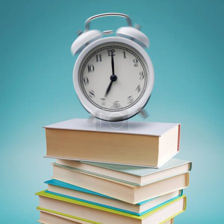 Foto de Reloj despertador vintage sonando en un montón de libros: volver al concepto de la escuela - Imagen libre de derechos