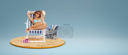 Foto de Mujer atractiva sentada en una tumbona en la playa y tomando el sol, concepto de vacaciones de verano, espacio para copiar - Imagen libre de derechos