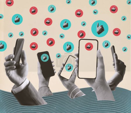Foto de Muchos usuarios de redes sociales que se conectan en línea: manos con teléfonos inteligentes y pulgares hacia arriba le gusta, diseño de collage vintage - Imagen libre de derechos