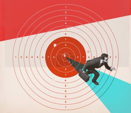 Téléchargez les photos : Homme d'affaires paniqué courir vite sur une cible et éviter les coups, affiche vintage surréaliste - en image libre de droit