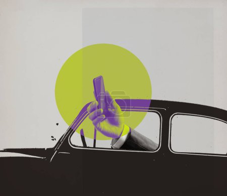 Foto de Hombre conduciendo un coche vintage y sosteniendo un teléfono inteligente, cartel de estilo vintage con espacio para copiar - Imagen libre de derechos