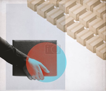 Foto de Mensajero sosteniendo una caja de entrega y paquetes en el almacén, collage de estilo vintage - Imagen libre de derechos