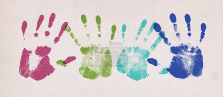 Téléchargez les photos : Multicolor hand prints creative collage: togetherness and diversity concept - en image libre de droit