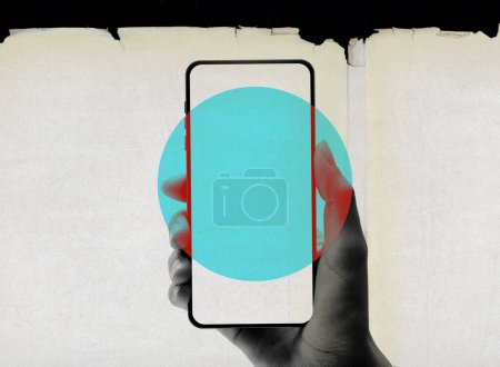 Téléchargez les photos : Utilisateur tenant des applications sur un smartphone à écran tactile, collage de style rétro avec fond de papier déchiré - en image libre de droit