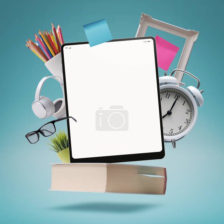 Foto de Tableta digital con pantalla en blanco y composición de material escolar: concepto de educación y tecnología - Imagen libre de derechos