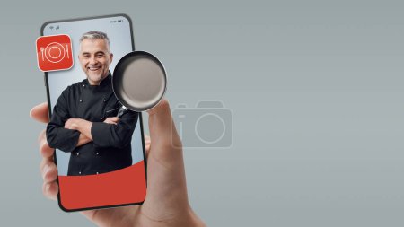 Foto de Chef sonriente en la pantalla del teléfono inteligente: contratar profesionales en línea y cocinar bajo demanda concepto - Imagen libre de derechos