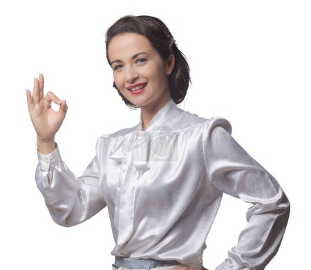 Téléchargez les photos : Belle femme vintage donnant ok signe et sourire - en image libre de droit