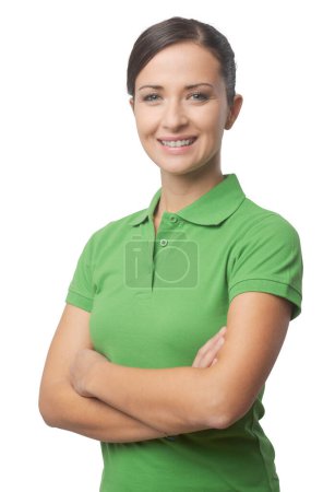 Téléchargez les photos : T-shirt souriant joyeux jeune femme en polo vert avec bras croisés
. - en image libre de droit