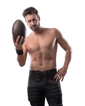 Foto de Guapo jugador de fútbol seguro sosteniendo la pelota y mostrando su cuerpo atlético - Imagen libre de derechos