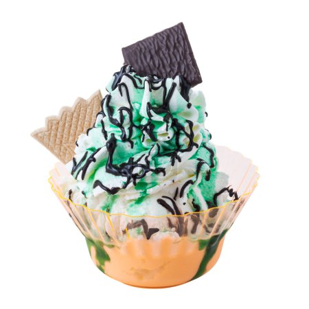 Téléchargez les photos : Délicieux sundae à la menthe et à la crème glacée au chocolat avec galette et garnitures dans une tasse en plastique - en image libre de droit